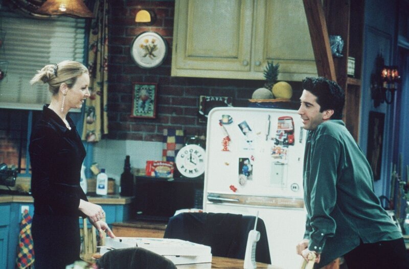 Ross (David Schwimmer, r.) behauptet gegenüber Phoebe (Lisa Kudrow, l.), der beste Flirter der Welt zu sein._Titel: Friends – Bild: ProSieben Media AG