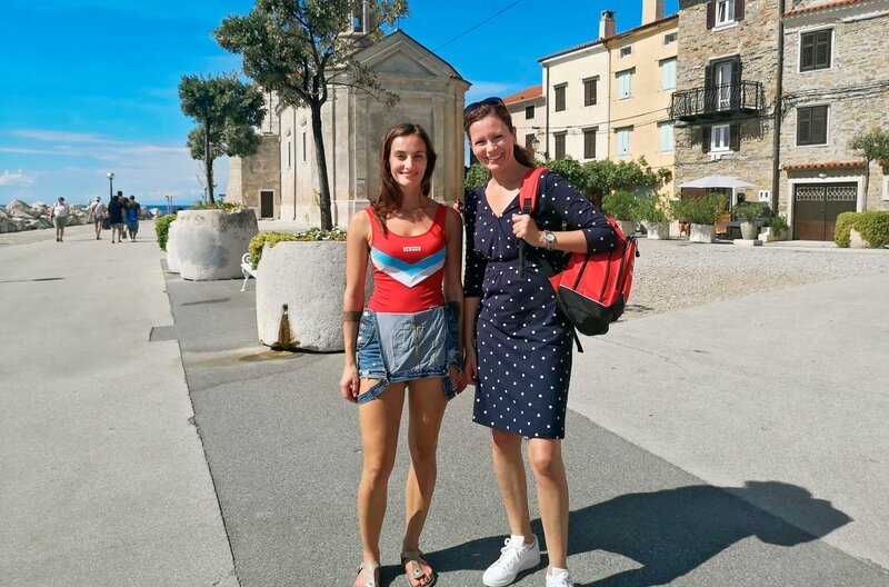Die Künstlerin Nika Domnik zeigt Moderatorin Anne Willmes (r) ihre malerische Heimatstadt Piran an der Küste von Slowenien, der man ihre venezianische Vergangenheit ansieht. – Bild: BR/​WDR/​Anja Koenzen/​Anja Koenzen