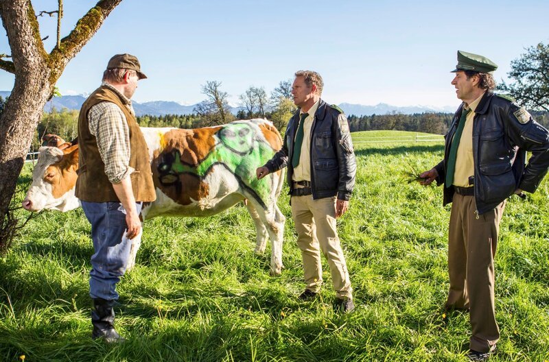 Der Bauer (Fritz Scheuermann, l.) zeigt Hubert (Christian Tramitz, M.) und Staller (Helmfried von Lüttichau, r.) seine verunstalteten Kühe. – Bild: SWR/​NDR/​ARD/​TMG/​Chris Hirschhäuser