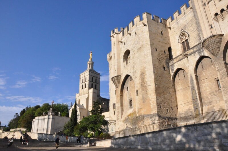 Die Kathedrale von Avignon direkt neben dem Papstpalast. – Bild: BR/​Bewegte Zeiten GmbH/​Annette von Donop