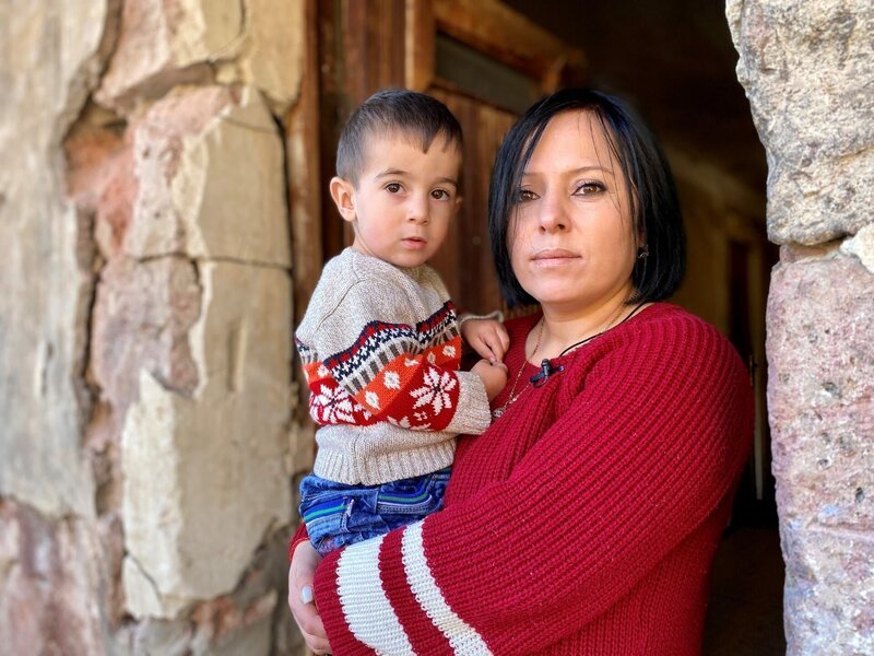 Narine lebt mit ihren Söhnen in Armenien, ganz nah an der aserbaidschanischen Grenze. Wie viele Familien in Armenien verließ auch sie fluchtartig ihr Zuhause, weil es in ihrer Region immer wieder zu Angriffen kommt. – Bild: ZDF und Sebastian Ehm./​Sebastian Ehm