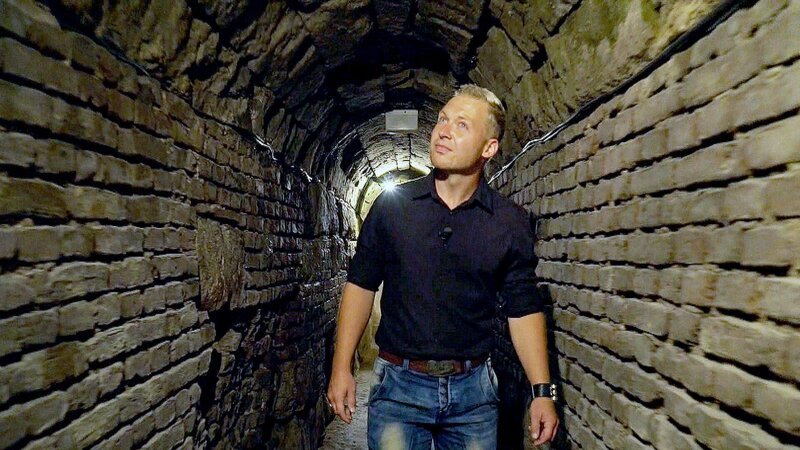 Grabungstechniker Carsten Maass in einem Abwasserkanal aus der Römerzeit – Bild: SPIEGEL TV/​Aksel Dogan