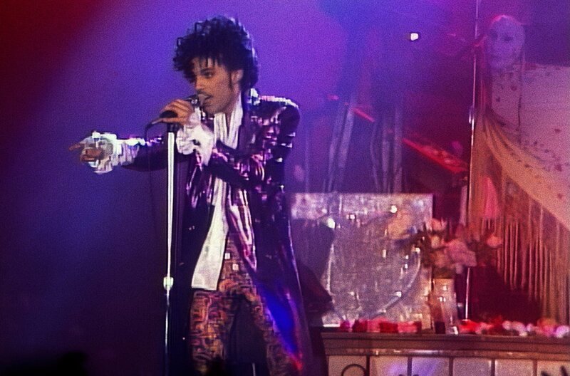 Prince am 30. März 1985 vor 50.000 Zuschauern im Carrier Dome in Syracuse, New York, während seiner „Purple Rain“-Tour – Bild: Sony Music Entertainment / © Sony Music Entertainment Prince am 30. März 1985 vor 50.000 Zuschauern im Carrier Dome in Syracuse, New York, während seiner „Purple Rain“-Tour – Bild: Sony Music Entertainment / © Sony Music Entertainment