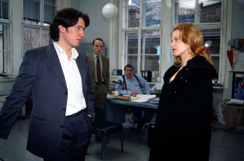 Kommissar Moser (Tobias Moretti, l.) hat die Geliebte des verstorbenen Professors für Tiermedizin zum Verhör aufs Revier gebeten. Uschi Reichert (Theresa Hübchen, r.) hat nämlich kein Alibi. – Bild: France 3