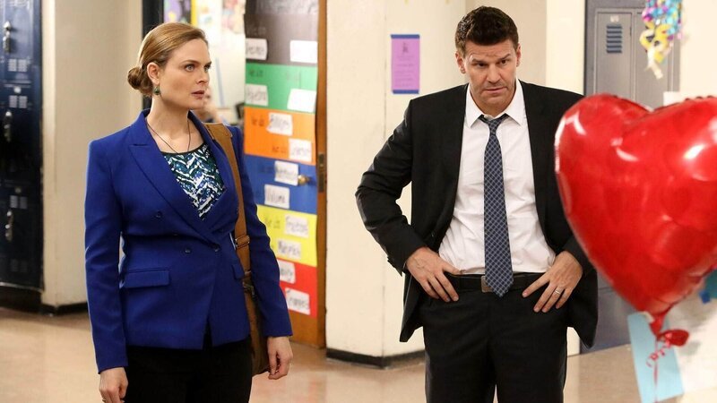 In der Schule der ermordeten Lehrerin entdecken Brennan (Emily Deschanel) und Booth (David Boreanaz) eine Gedenktafel für das Opfer, das offenbar sehr beliebt gewesen ist. – Bild: TVNOW /​ FOX