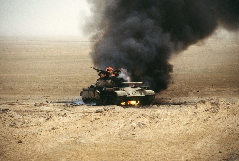 Getroffener Panzer der irakischen Armee – während der Operation „Desert Storm“ wird der T-55 russischer Bauart von britischen Verbänden abgeschossen und brennt aus. – Bild: ZDF und LOOKS Film/​LOOKS Film