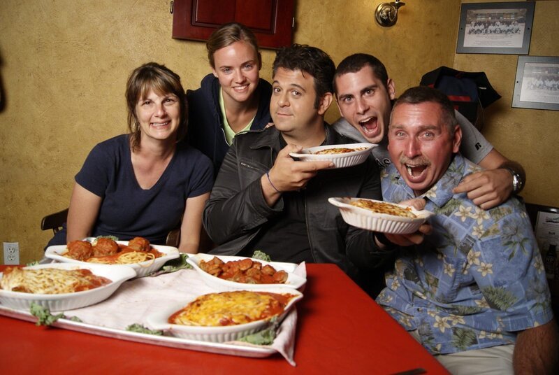 Adam Richman travelling across America looking for the best food in the country -SONY DSC – Bild: 2010, The Travel Channel, L.L.C. Lizenzbild frei