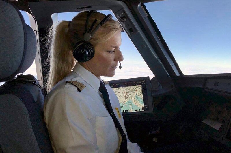 Flugkapitänin Riccarda Tammerle im Cockpit. – Bild: HR/​Andreas Graf
