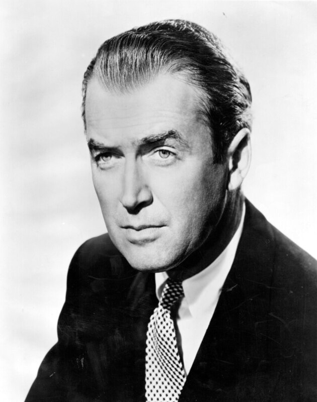circa 1955: James Stewart (1908 – 1997) the American leading actor, famous for his slow drawl and gangly walk. He appeared in many films over his 35 year career and also had his own television show. – Bild: Hulton Archive /​ Hulton Archive /​ Getty Images