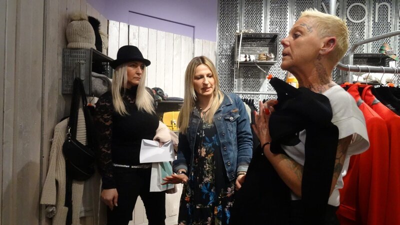 V.l.: Shoppingbegleitung Jennifer, Verkäuferin und Kandidatin Andrea. – Bild: TVNOW /​ Constantin Ent.