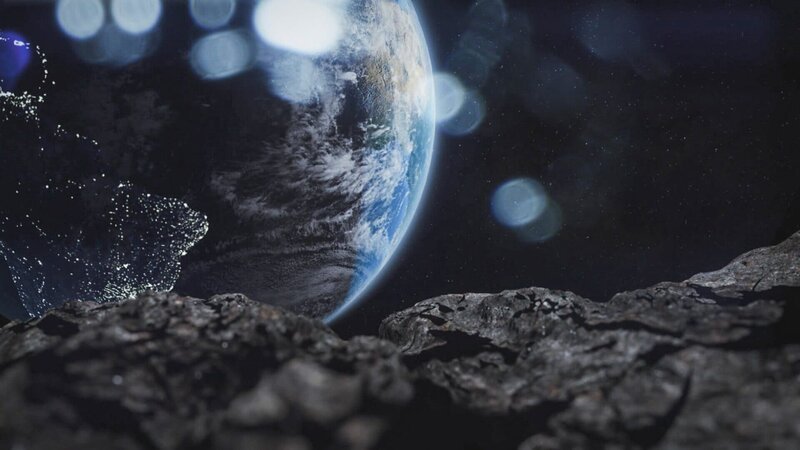 Die Erde ist ständig unter Beschuss: Große Asteroiden steuern auf die Erde zu und verfehlen sie oft nur haarscharf. – Bild: ZDF und Discovery./​Discovery