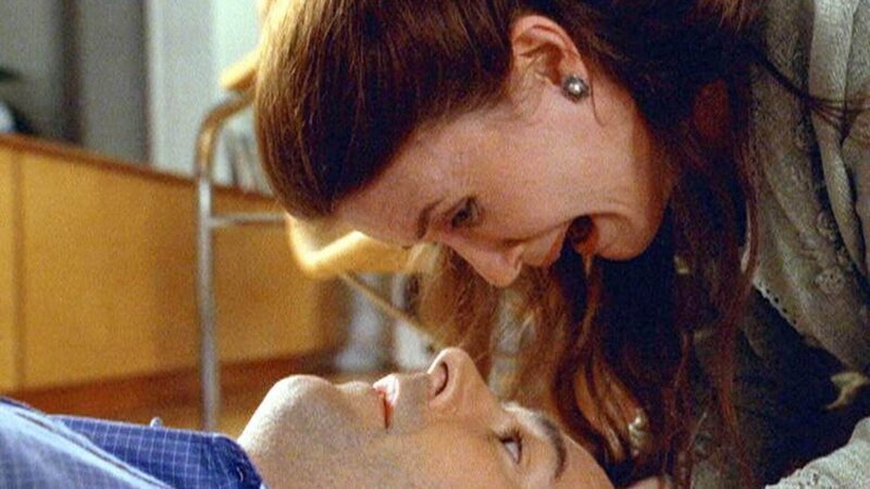 Tränenüberströmt bricht Marie (Tracy Sallows) über ihrem Mann Dr. Leo Cavella (Michael Countryman) zusammen. Er wurde in seinem Apartment am Central Park erschossen. – Bild: MG RTL D