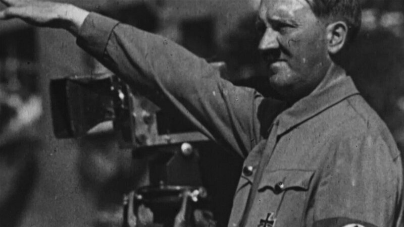 Hitler mit Filmkamera im Hintergrund, Nürnberg im Jahr 1934. – Bild: ZDF und Dr