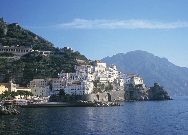 Malerisches Küstenpanorama – Die Häuser von Amalfi teilen sich die steilen Terrassen mit den Gärten. – Bild: BR/​SWR