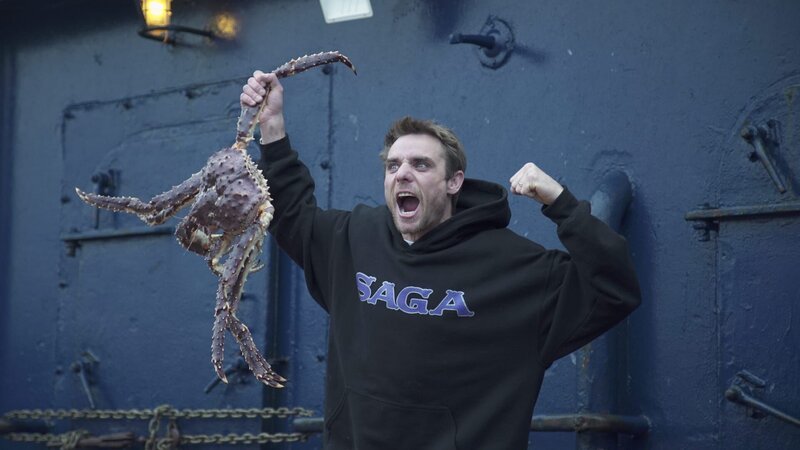 Captain Jake Anderson enthusiastically shows off a big King Crab aboard the Saga. – Bild: Discovery Communications, LLC
