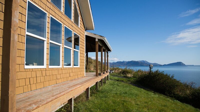 As seen on Living Alaska, after listing Kodiak as top choice on his dream sheet, Coast Guard helicopter pilot Joe Plunkett and his fiance Lily Neal are packing up their San Diego home and making the move to Alaksa. This tour home is located in Ugak Bay, Kodiak, AK. – Bild: 2014,HGTV/​Scripps Networks, LLC. All Rights Reserved