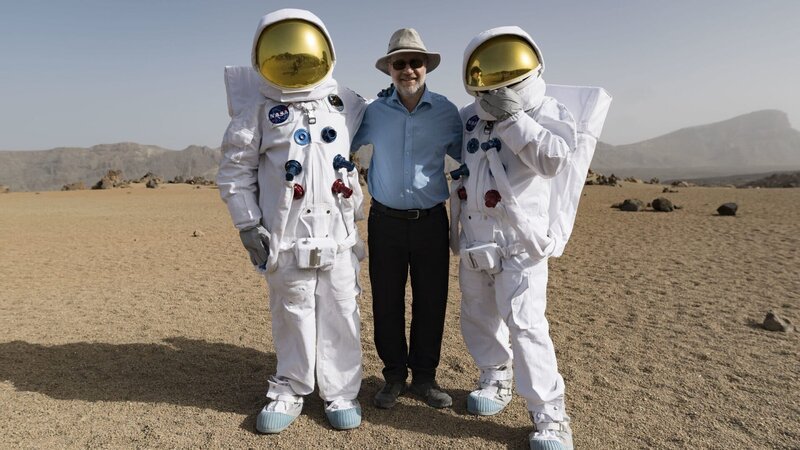 Harald Lesch träumte als Kind davon, Astronaut zu werden. Daraus wurde nichts. Stattdessen studiert er das Universum von der Erde aus. In „Terra X – Faszination Universum“ startet er – zumindest virtuell – mit einem Raumschiff zu einer Reise durch unser Sonnensystem. – Bild: ZDF und Stefan Busse/​Stefan Busse