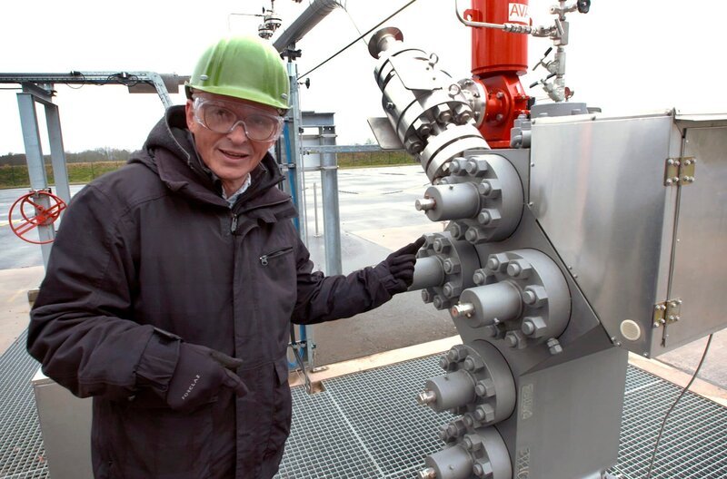 SWR Moderator Axel Wagner auf der Bohrstelle. – Bild: SWR SWR Moderator Axel Wagner auf der Bohrstelle. – Bild: SWR