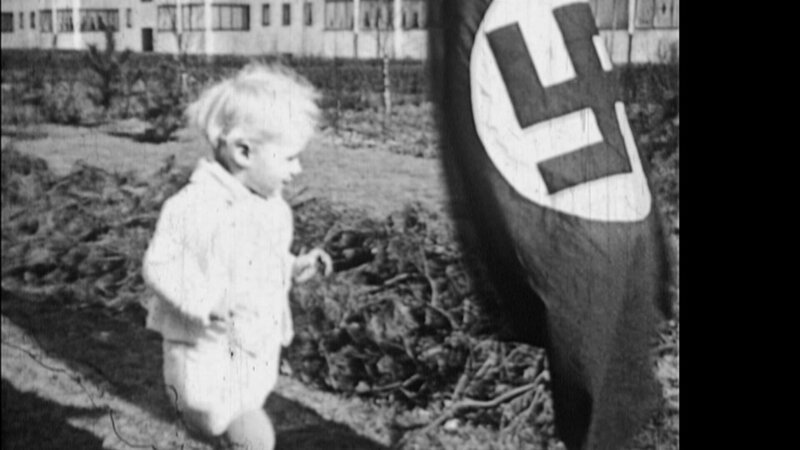 Kleinkind mit Hakenkreuzfahne, 1934. – Bild: ZDF und Castan Filmkontor