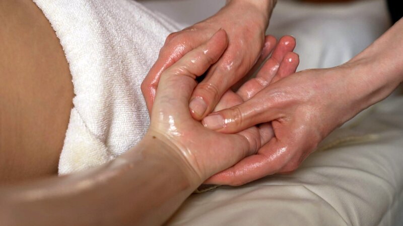 Ayurveda Behandlung in Bad Blumau. – Bild: ORF / LANGBEIN & PARTNER Ayurveda Behandlung in Bad Blumau. – Bild: ORF / LANGBEIN & PARTNER