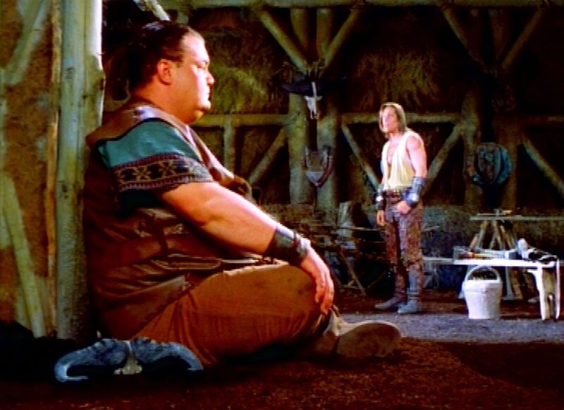 Hercules (Kevin Sorbo, re.) freundet sich mit dem sanftmütigen Riesen Typhon (Glenn Shadix) an. – Bild: RTL