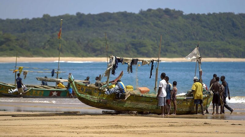 Das Einbaum-Kanu ist typisch für Ghanas Küste: Tausende dieser Boote fahren Tag für Tag raus aufs Meer, ihre Besatzung hofft auf einen guten Fang. – Bild: NDR/​Florian Melzer