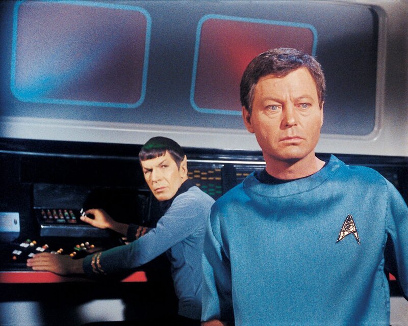 Dr. McCoy (DeForest Kelley, r.) und Spock (Leonard Nimoy) – Bild: SYFY