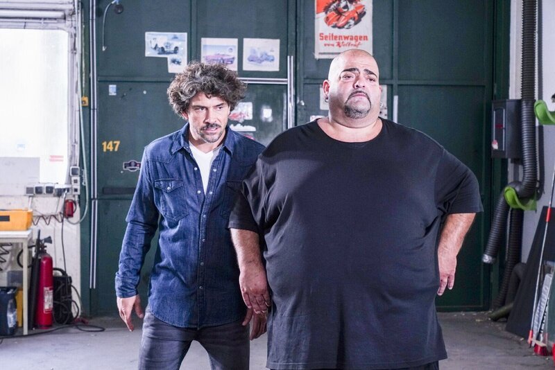 Manuel (Daniel Sellier, l.) bereitet sich zusammen mit Itchy (Hakan Orbeyi) auf seine kriminelle Nachtschicht vor. +++ – Bild: RTL /​ Dennis Hundt