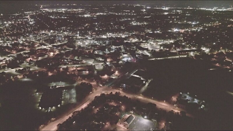 Blick auf die Stadt bei Nacht – Bild: Cable News Network, Inc /​ Crime & Investigation