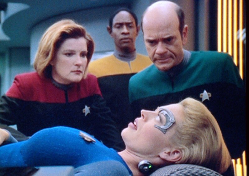 Captain Janeway (Kate Mulgrew, l.), Tuvok (Tim Russ, M.) und der Doktor (Robert Picardo, r.) sind ratlos. „Seven of Nine“ (Jeri Lynn Ryan, vorne) ist von multiplen Persönlichkeiten befallen … – Bild: Tele 5