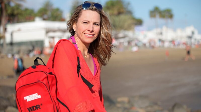 Sogar an der Playa del Inglés, dem Hotspot des Pauschaltourismus auf Gran Canaria, findet Moderatorin Andrea Grießmann auf ihrer Suche nach den unbekannten Schätzen der Kanareninsel Orte der Ruhe und Entspannung. – Bild: ZDF und WDR/​Jürgen Meyer.