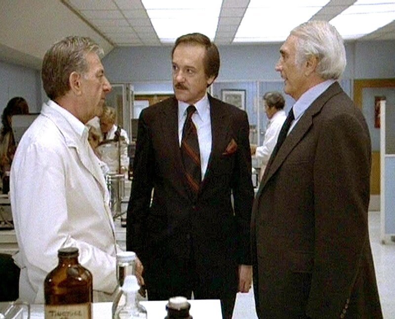 Quincy (Jack Klugman, li.) und Dr. Astin (John S. Ragin, Mi.) beraten sich mit Anwalt George Temple (Rober Alda), der den Angeklagten Frank Munson vertritt. – Bild: RTLup
