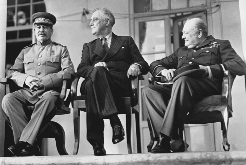Stalin, FDR, and Churchill at Tehran Conference (Photo by © CORBIS/​Corbis via Getty Images) – Bild: TASS /​ TASS via Getty Images /​ TASS /​ © Getty Images