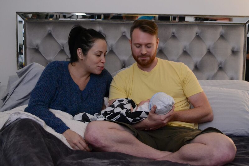 Russ and Pao hold their new baby, Axel – Bild: TLC /​ Discovery Communications, LLC