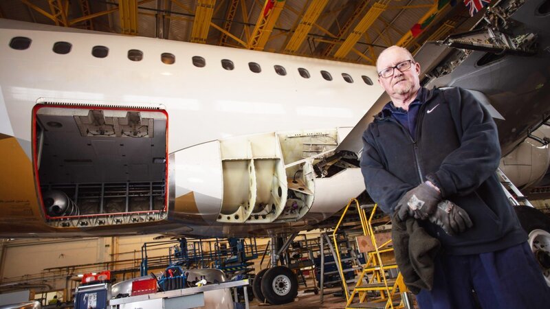 contributor in Hangar with plane in background – Bild: Digichemistry /​ © TCB