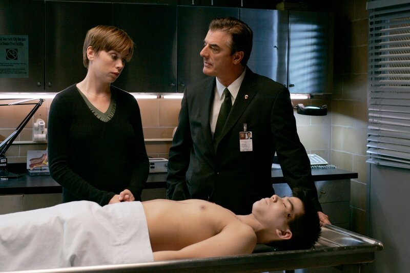 Pictured: (l-r) Julianne Nicholson as Detective Megan Wheeler, Chris Noth as Detective Mike Logan – Bild: 13th Street