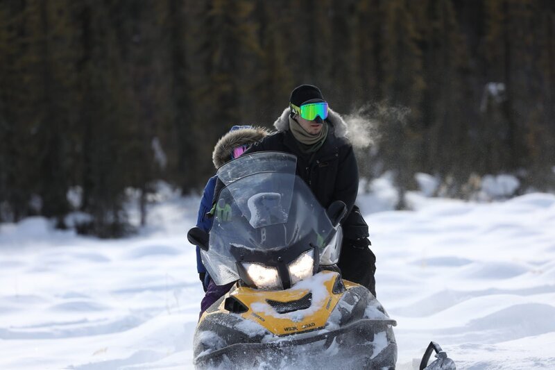 Chris und Jessi Morse testen ihr neues Schneemobil auf winterlichem Terrain. (National Geographic/​Soren Sieberts) – Bild: National Geographic /​ Soren Sieberts /​ National Geographic/​Soren Sieberts