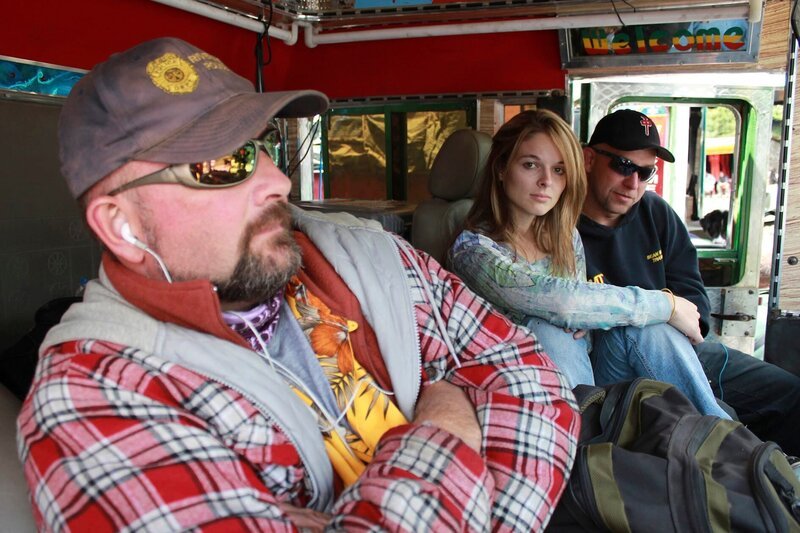 Dave Redmond, Lisa Kelly und Rick Yemm (v.l.n.r.) in einem ihrer Trucks. Mehr als einmal will einer der Trucker aufgeben. Werden sie alle bis zum Ende ihrer Reise durchhalten? – Bild: ProSieben MAXX