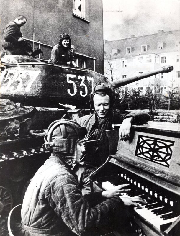 1945-Rotarmisten vor Klavier in Berlin – Bild: Spiegel Geschichte