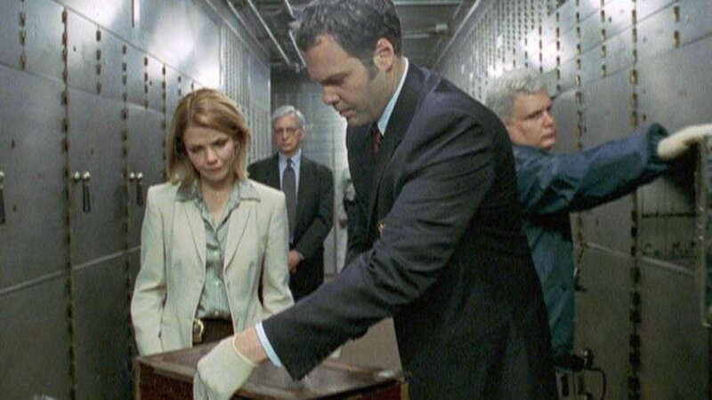 Goren (Vincent D’Onofrio) und Eames (Kathryn Erbe) finden im Safe des Verstorbenen Beweise, die dessen Frau der Untreue überführen. – Bild: MG RTL D