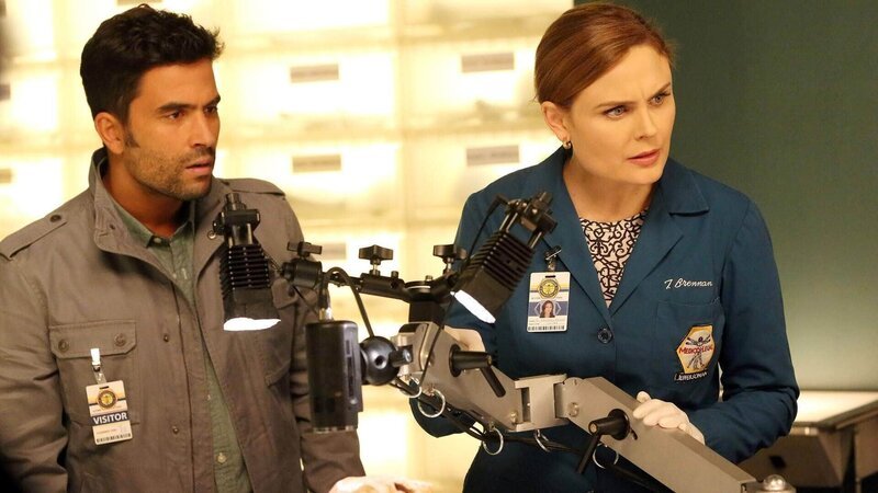 Dr. Fuentes (Ignacio Serricchio) zeigt Brennan (Emily Deschanel) eine zylinderförmige Verletzung, die er am Schädel des Opfers gefunden hat – möglicherweise verursacht durch einen starken Stockschlag. – Bild: TVNOW /​ FOX