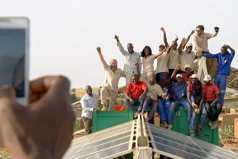 Die Solarstrom-Macher Torsten und Aida Schreiber haben mit ihrem Team einen mobilen Solar-Container für die entlegenen Wüsten-Dörfer im Niger entwickelt. SRF/​ZDF Studios – Bild: SRF2