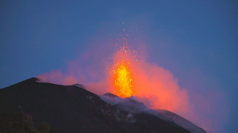 Phänomenaler Anblick – der Stromboli speiht Lava aus. – Bild: phoenix/​HR