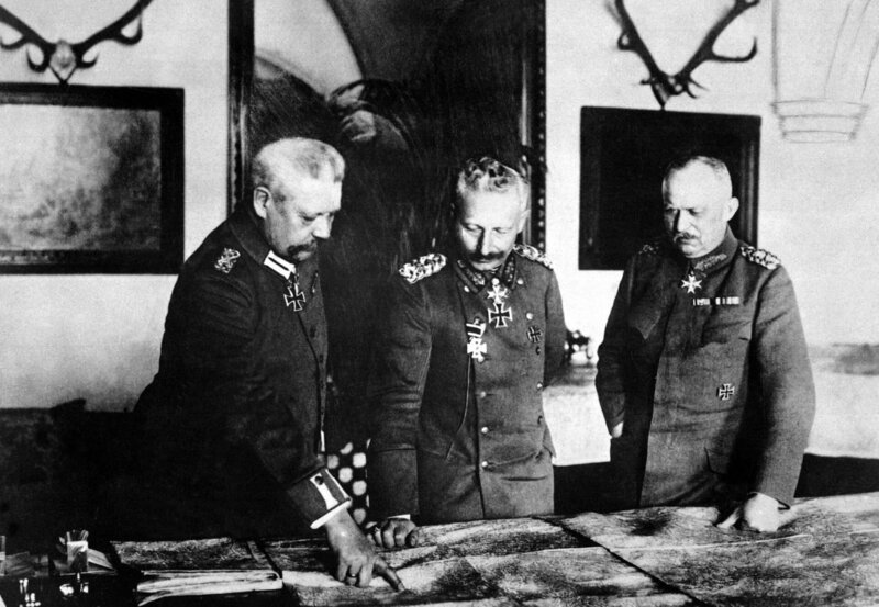 From left: Kaiser Wilhelm II, generał Erich Ludendorff, Paul von Hindenburg – Bild: CC0 Public Domain