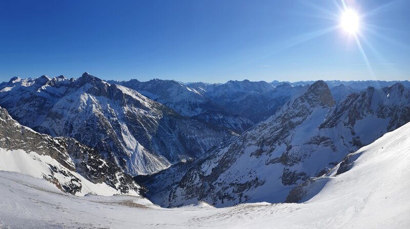 Alpenpanorama von der Karwendelspitze in Richtung Süden. – Bild: WDR/​nautilusfilm