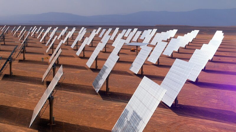 In Marokko soll Solar-Strom aus der Wüste dabei helfen, das Land unabhängig von fossilen Energieträgern zu machen. – Bild: ZDF und Off the Fence./​Off the Fence