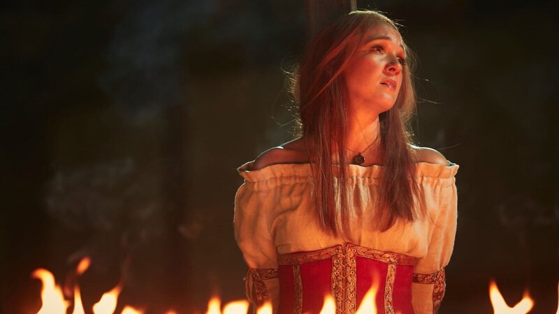 Eine Hexe (Carolin Kebekus) brennt für ihren Job in einer bewegenden Musical-Nummer. – Bild: ZDF und Kristof Galgoczi Nemeth/​Kristof Galgoczi Nemeth