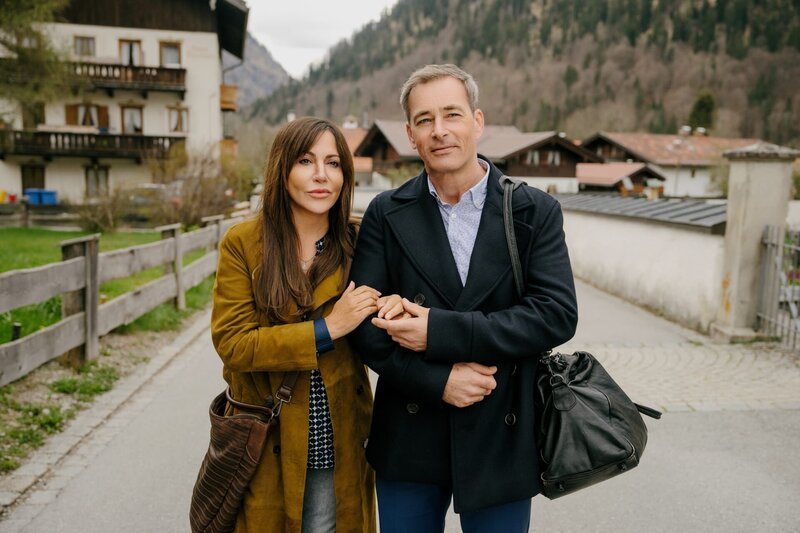 Jetzt muss nur noch die Hochzeit geplant werden: Katja Baumann (Simone Thomalla) und Tom Kleinke (Jan Sosniok) sind frisch verlobt. – Bild: ZDF und Hendrik Heiden.
