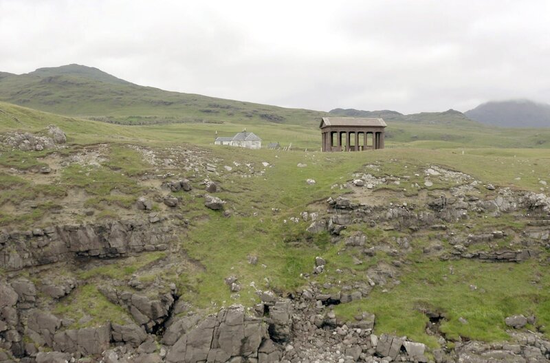 In Harris auf der Insel Rum, in direkter Nähe zum Mausoleum von John Bullogh (re.), befindet sich das alte „Bunkhouse“ (li.). Die Bewohnerinnen und Bewohner des Dorfes wollen es wieder zum Leben erwecken. – Bild: ZDF /​ © Frank Becht /​ © Frank Becht