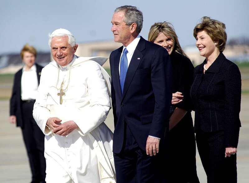 Papst Benedikt Xvi Präsident George Bush Laura Bush – Bild: CC0 Public Domain